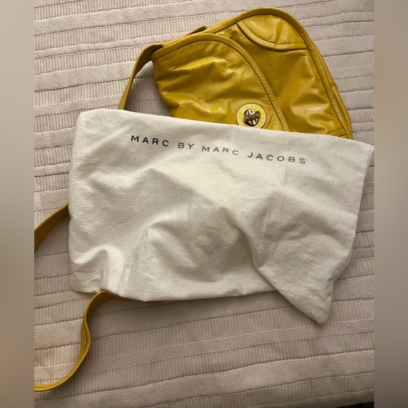 Marc by Marc Jacobs golden yellow crinkle patent leather crossbody messenger - Picture 9 of 9